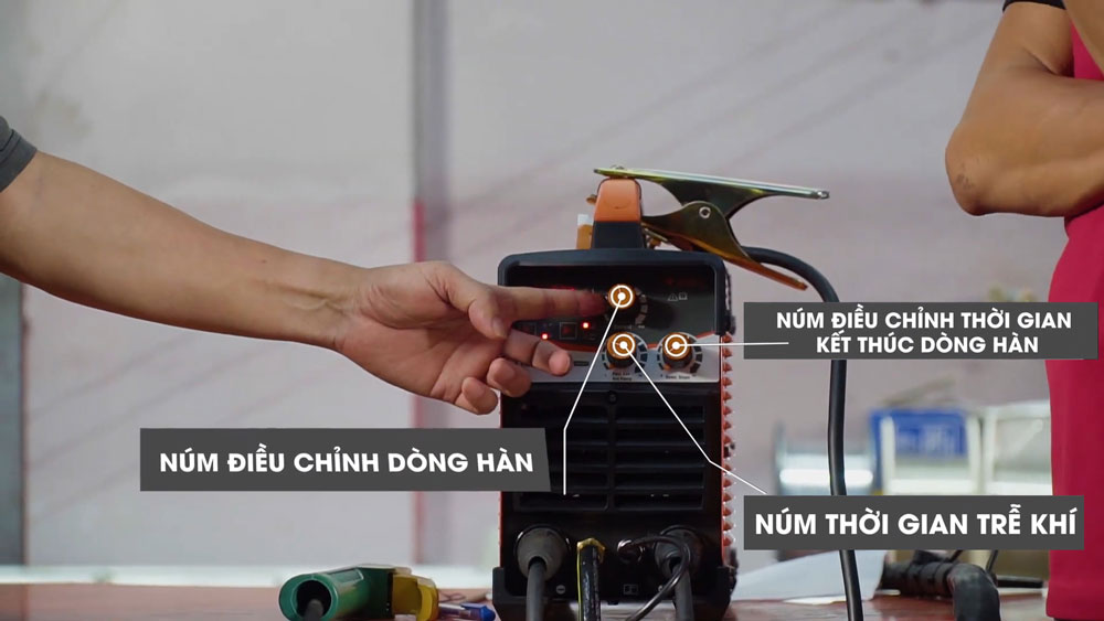 Các núm trên mặt trước máy hàn TIG