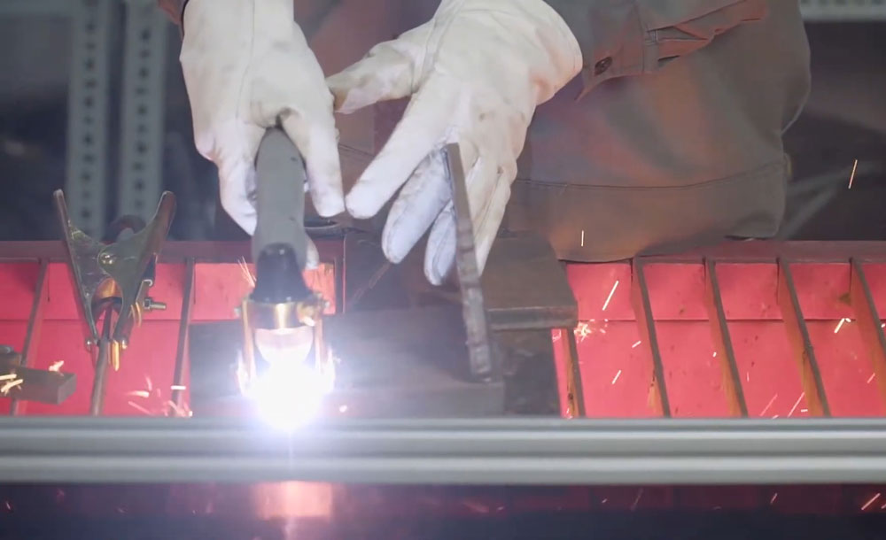 Tiến hành cắt vật liệu