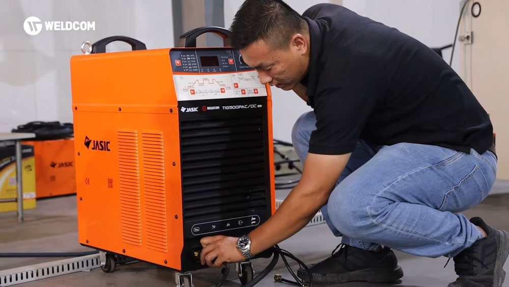 Lắp đặt phụ kiện của máy hàn TIG nhôm AC DC