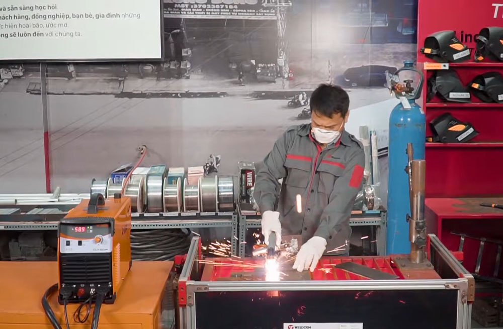 Kinh nghiệm chọn máy hàn nhôm phù hợp: Vật tư, phụ kiện kèm theo