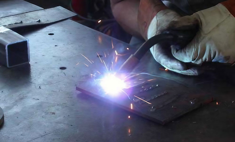 Máy hàn MIG có khí phù hợp hàn thép kết cấu và vật liệu dày vừa