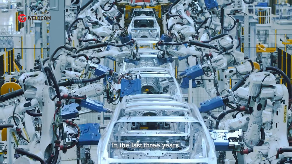 So sánh cobot hàn và robot hàn công nghiệp về tính linh hoạt
