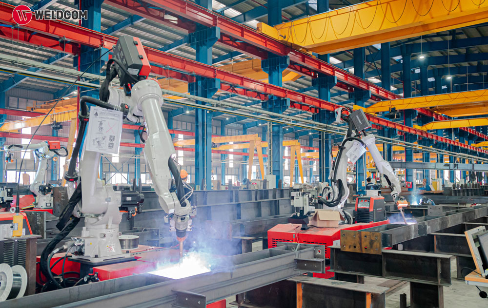 So sánh cobot hàn và robot hàn công nghiệp về độ chính xác