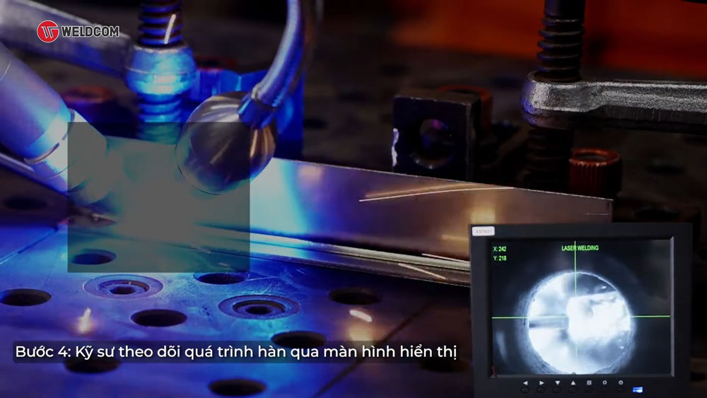Kỹ sư theo dõi quá trình hàn qua màn hình hiển thị.