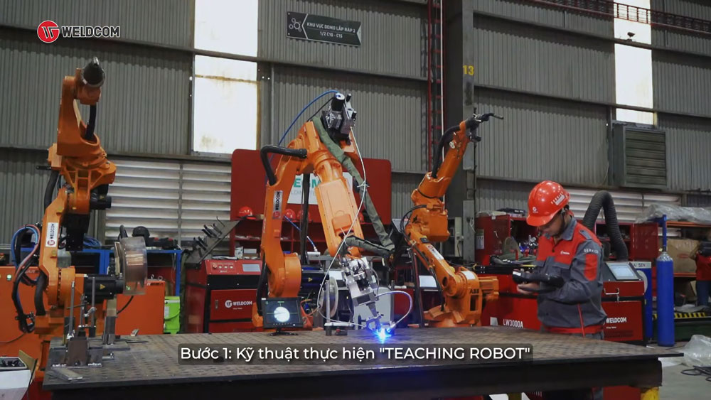Kỹ thuật viên thực hiện “Teaching robot”